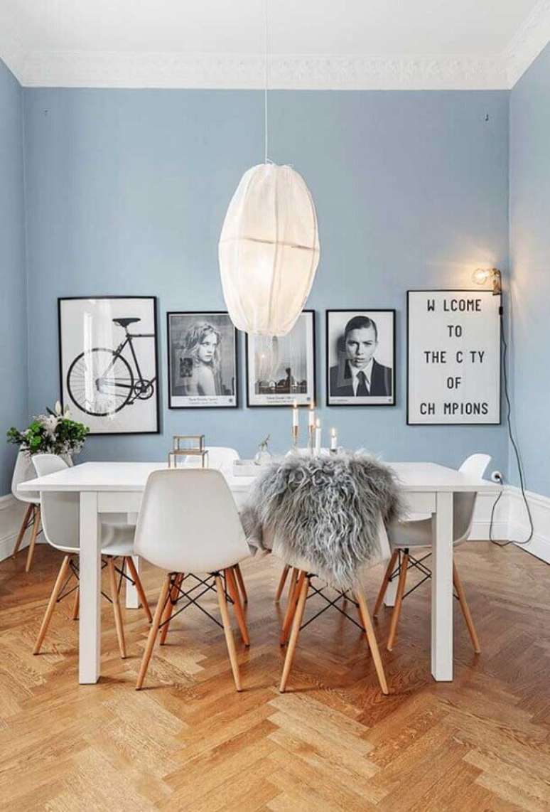 58. Sala de jantar moderna decorada com m&oacute;veis brancos e quadros para parede pintada com tinta azul pastel &ndash; Foto: Houzz