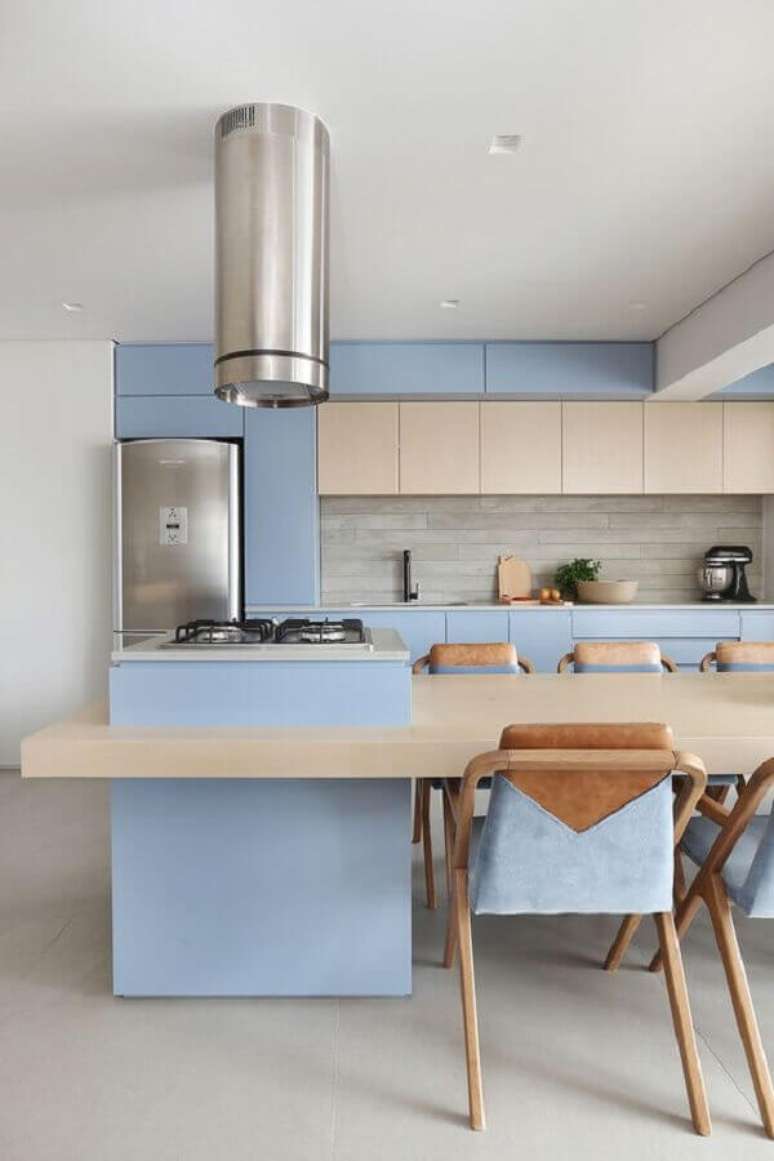 61. Decora&ccedil;&atilde;o para cozinha ampla e moderna com ilha e arm&aacute;rios na cor azul pastel &ndash; Foto: La Marcon