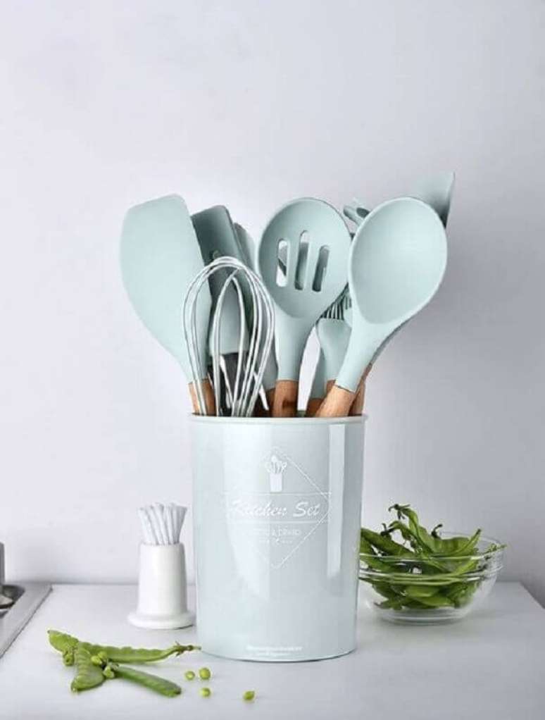 62. Voc&ecirc; tamb&eacute;m pode usar utens&iacute;lios de cozinha para colocar o azul pastel na decora&ccedil;&atilde;o &ndash; Foto: Pinterest