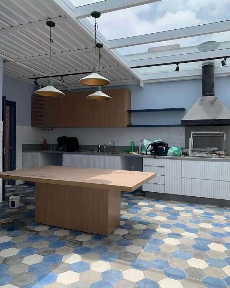 63. Varanda ampla gourmet decorada com parede pintada em tons de azul pastel &ndash; Foto: Duda Senna Arquitetura