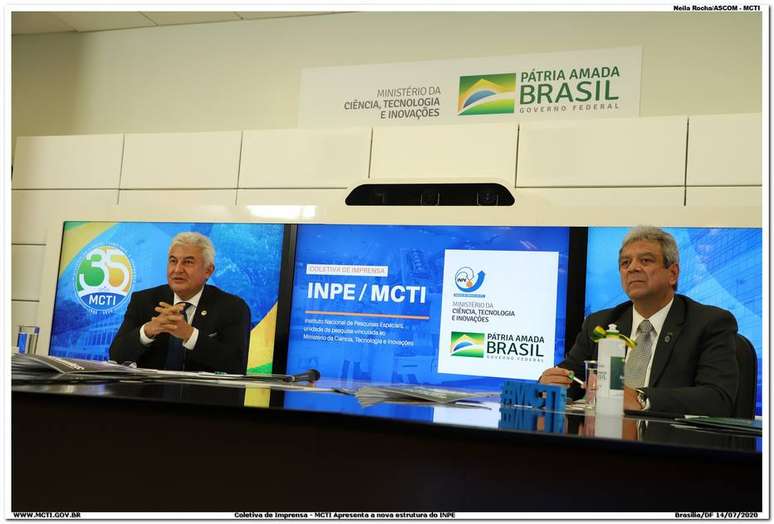 O ministro de Ciência e Tecnologia, Marcos Pontes (esq.), e o diretor interino do Inpe, Darcton Damião 