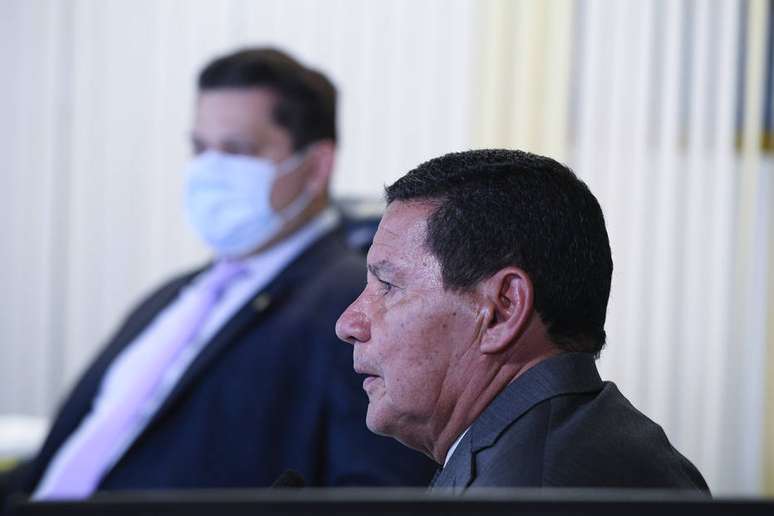 Mourão e Alcolumbre falaram sobre meio-ambiente durante sessão remota com senadores.