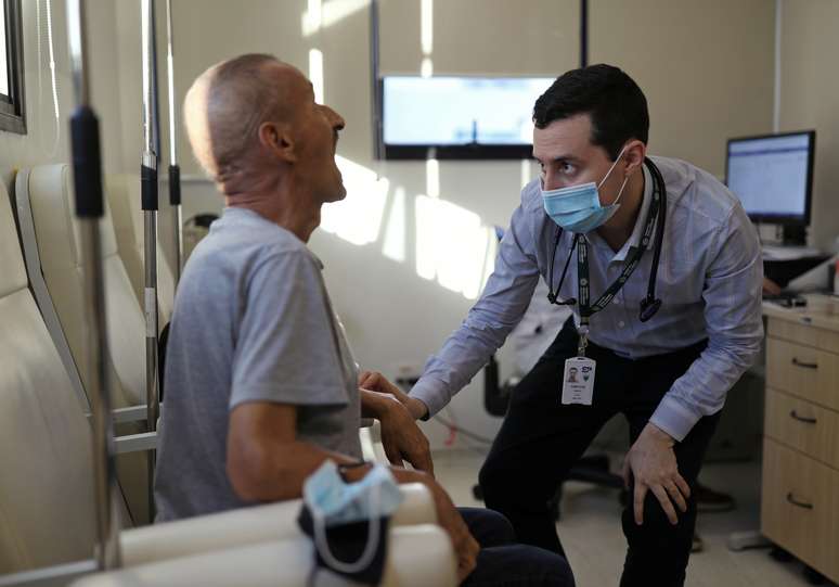 Vinicius Molla, hematologista e volunt&aacute;rio nos testes da potencial vacina de Oxford contra a Covid-19, examina paciente em S&atilde;o Paulo
09/07/2020 REUTERS/Amanda Perobelli