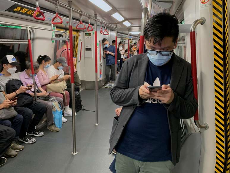 Passageiros usam máscaras de proteção em trem de Hong Kong
13/07/2020 REUTERS/Tyrone Siu