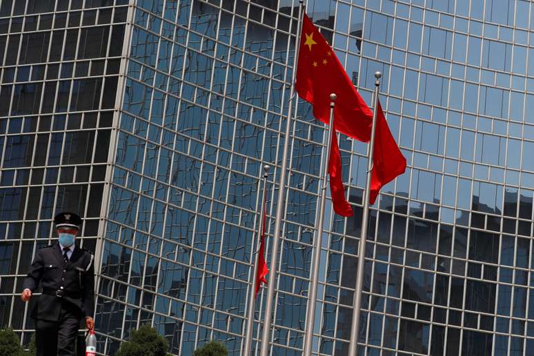 Bandeiras da China em Pequim
REUTERS/Thomas Peter