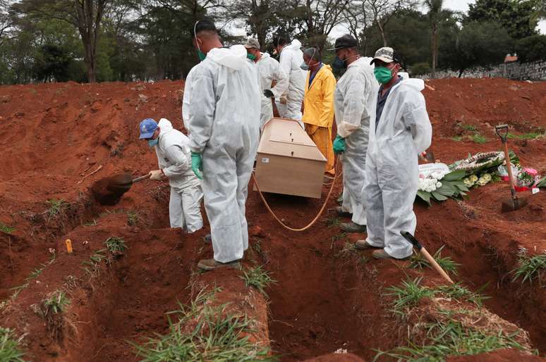 Coveiros com trajes de proteção se preparam para sepultar mulher de 63 anos que morreu infectada com o novo coronavírus, no cemitério de Vila Formosa, em São Paulo
26/06/2020
REUTERS/Amanda Perobelli