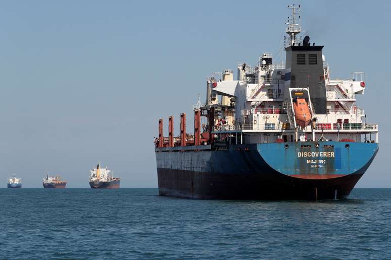 Navios formam fila aguardando carregamento no porto de Santos (SP) 
01/06/2020
REUTERS/Amanda Perobelli