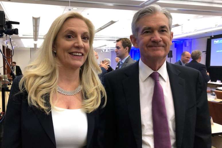A diretora do Fed Lael Brainard posa para foto com o chair do banco, Jerome Powell, em Chicago. 4 de junho de 2019. REUTERS/Ann Saphir