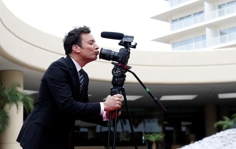 Apresentador Jimmy Fallon beija câmera no tapete vermelho do Globo de Ouro, em Beverly Hills
04/01/2017
REUTERS/Mario Anzuoni