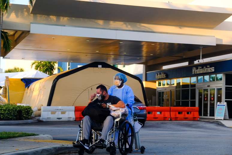 Enfermeira leva paciente para o carro em hospital da Flórida
13/07/2020
 REUTERS/Maria Alejandra Cardona