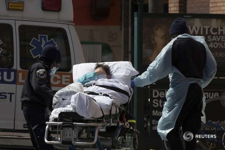 Paciente é carregado em maca para uma ambulância em Nova York. 07/04/2020. REUTERS/Stefan Jeremiah. 

