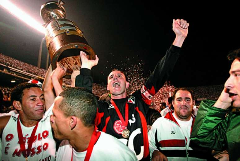 Rogerio Ceni, capitão do São Paulo, levanta a taça da Libertadores (Foto: Reginaldo Castro/Lancepress!)
