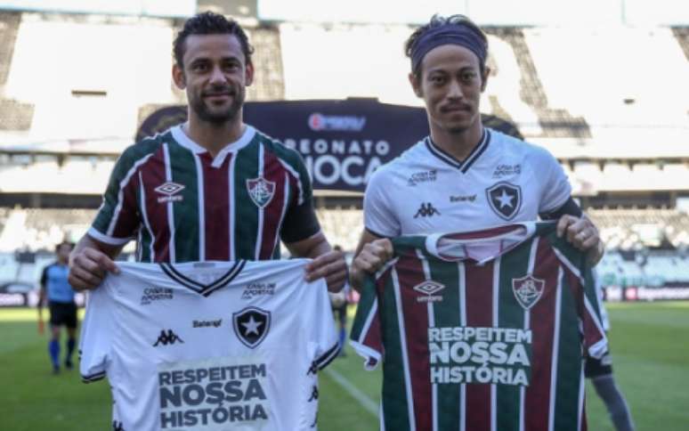 Capitães Fred e Honda com camisas de protesto (Foto: LUCAS MERÇON / FLUMINENSE F.C.)