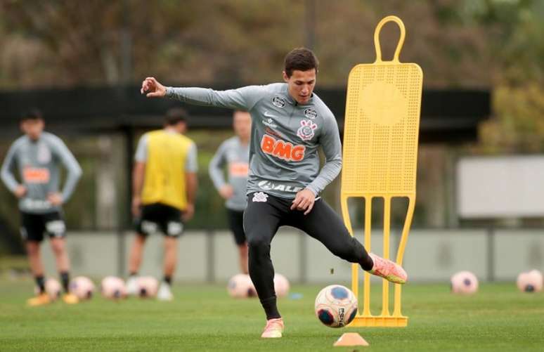 Mateus Vital em ação durante o treino desta terça-feira, no CT Joaquim Grava (Foto: Rodrigo Coca/Ag. Corinthians)