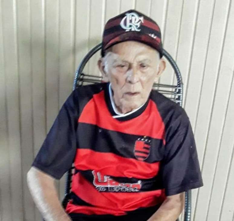 Seu Raimundo, com sua camisa do Flamengo (Foto: Arquivo pessoal)