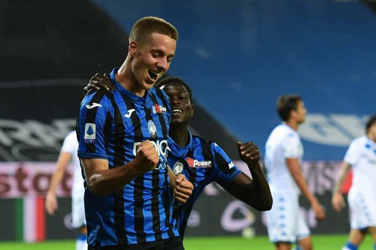 Pasalic comemora com Colley o terceiro gol marcado na noite (Foto: MIGUEL MEDINA / AFP)