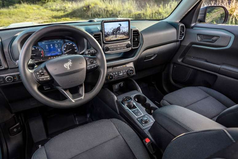 Interior tem aspecto off-road e central multimídia Sync 3 com tela de 8".  