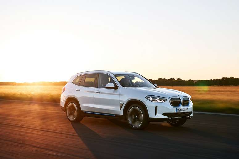 BMW iX3 é o primeiro elétrico da família X e pode rodar até 520 km.