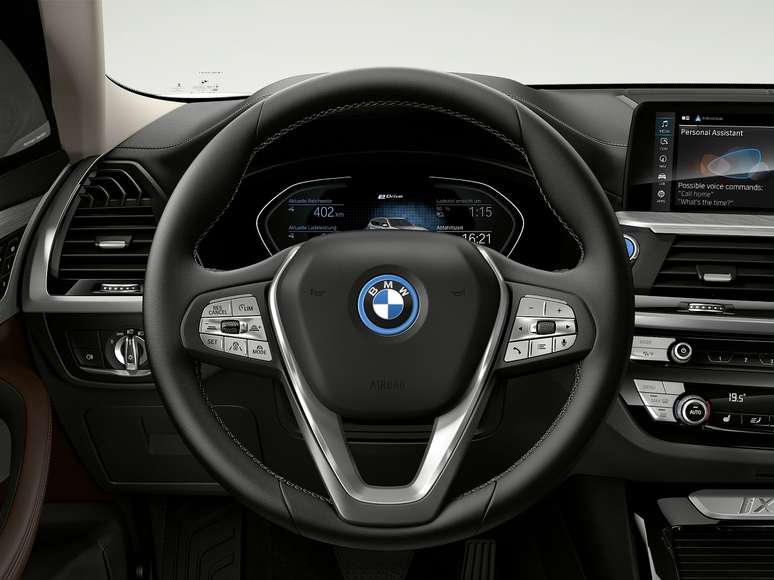 Interior traz os aspectos de um carro elétrico de alta tecnologia.