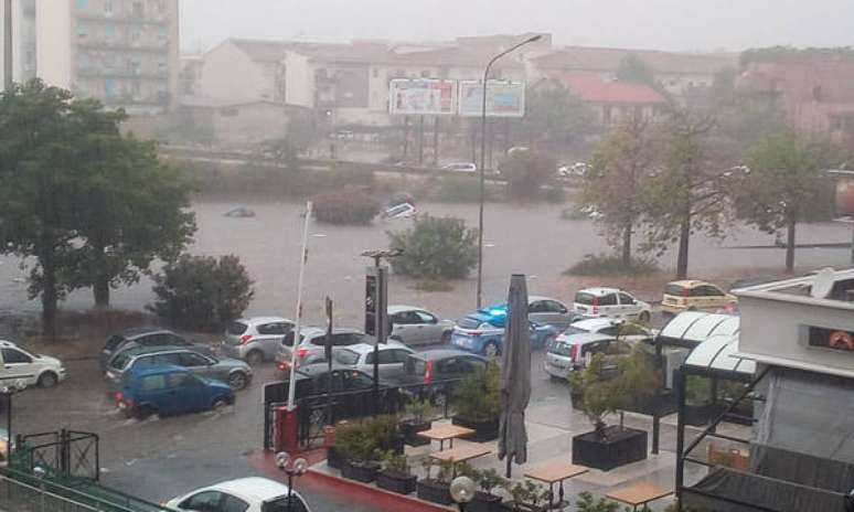 Alguns italianos conseguiram se salvar nadando na água da chuva