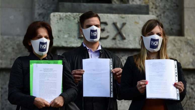 Membros do Noi Denunceremo mostram as queixas formais que apresentaram à Justiça em Bergamo