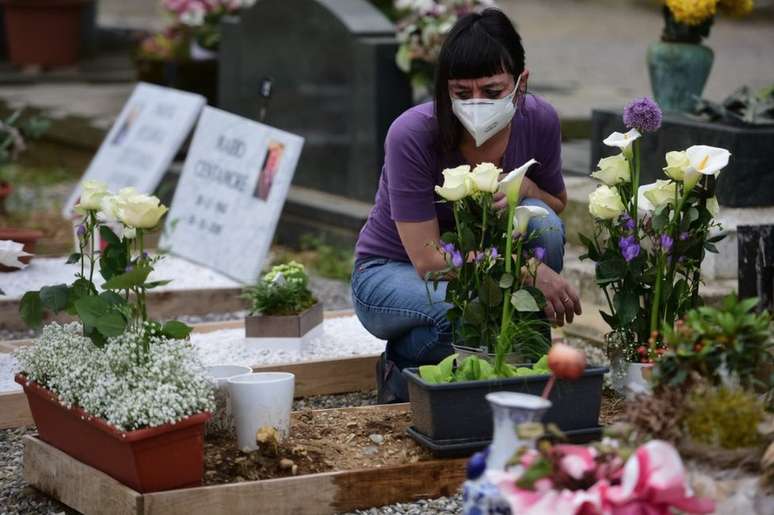 Vítimas da covid-19 enterradas em nova seção do cemitério em Bergamo
