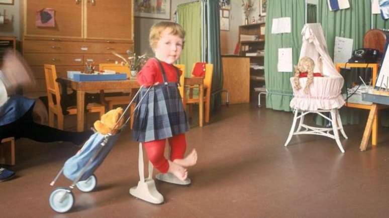 Artigo na revista especializada British Medical Journal em 1961 relatava efeitos adversos em bra&ccedil;os e pernas de pacientes associados &agrave; talidomida