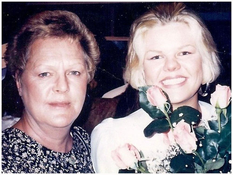 Angie Dodge (direita) visitou a mãe, Carol, menos de 12 horas antes de ser assassinada.
