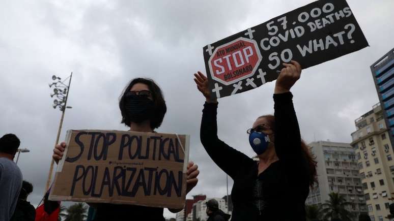 Mulheres participam de manifestação contra Bolsonaro em Copacabana, no Rio; frases de Bolsonaro sobre pandemia foram reproduzidas criticamente nas ruas e também nas redes sociais