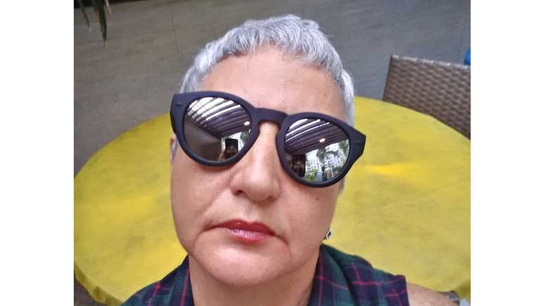 'Nesse tempo minha vis&atilde;o piorou muito. Tenho sentido muita dificuldade para ler, assistir televis&atilde;o e at&eacute; para realizar algumas tarefas do dia a dia', relata Eliane Oldrini
