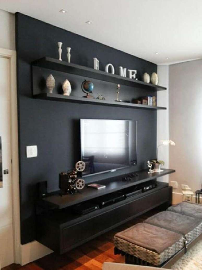 33. Rack preto para sala de TV – Foto: Pinterest