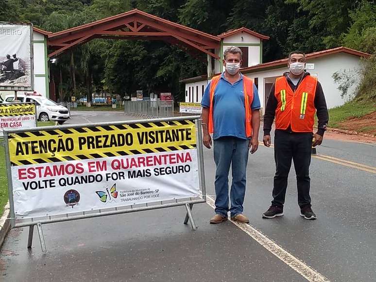 São José do Barreiro ainda mantém barreiras para desestimular a entrada de turistas. Faixas alertam para pontos turísticos fechados por causa da pandemia