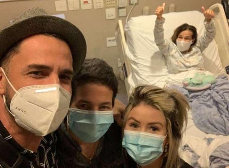 Latino, Adriane Bonato, Rafaella Ribeiro e Claudia Rodrigues durante visita de cantor à atriz em hospital
