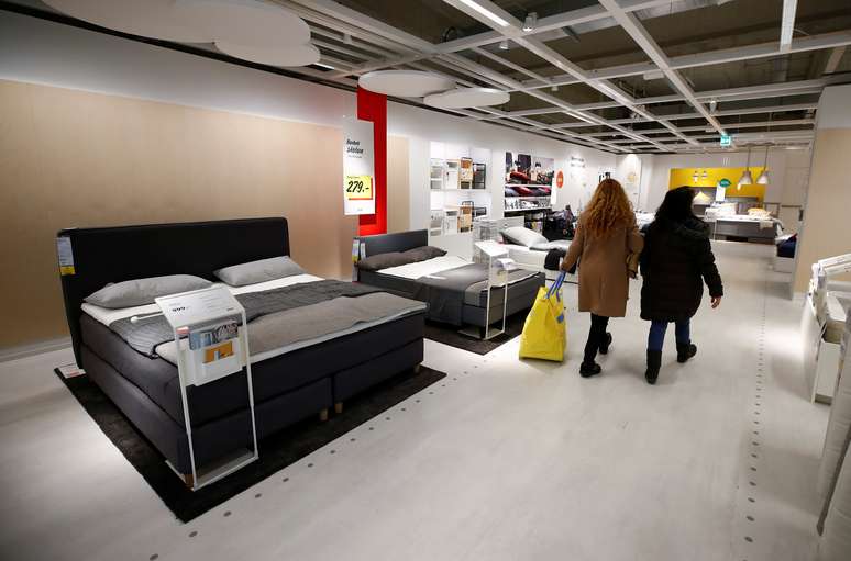 Consumidores passeiam em loja em Duesseldorf, Alemanha. 13/04/2019. REUTERS/Wolfgang Rattay