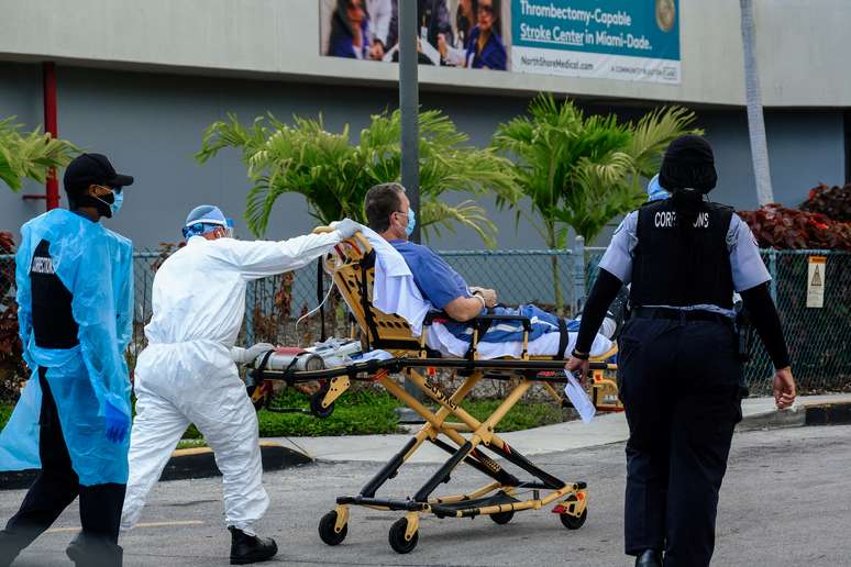 Paciente é transportado, em maca, por paramédicos no Estado da Flórida, Estados Unidos. 14/07/2020. REUTERS/Maria Alejandra Cardona. 
