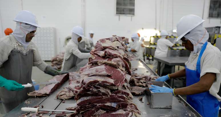 Processamento de carne bovina em frigorífico em Santana de Parnaíba (SP) 
19/12/2017
REUTERS/Paulo Whitaker