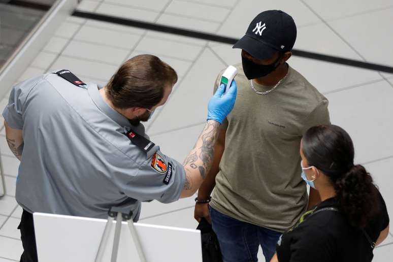 Rapaz tem temperatura medida no Rideau Centre, em Ottawa
13/07/2020
REUTERS/Blair Gable