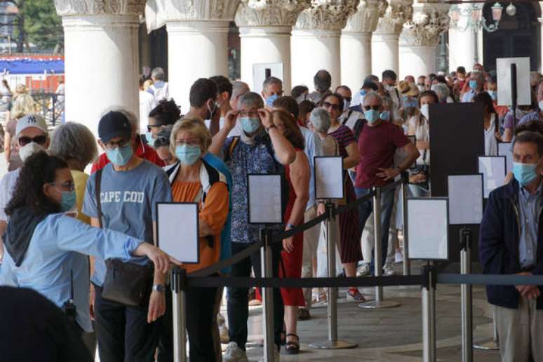 Turistas fazem fila na entrada do Palácio Ducale, em Veneza