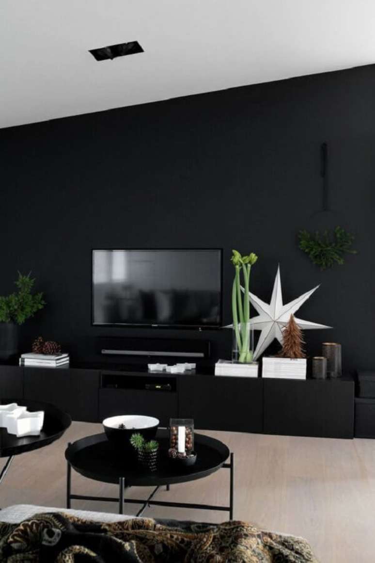 32. Rack preto para sala de estar moderna com mesas de centro redondas – Foto: Pinterest