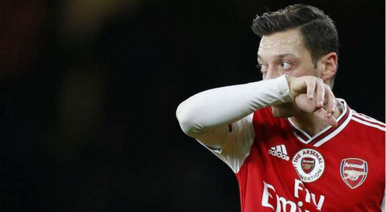 Ozil não atuou depois do retorno da Premier League (Foto: Ian KINGTON / AFP)