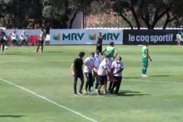 Tardelli deixou o gramado do CT alvinegro de maca após machucar no jogo-treino contra o Coelho-(Reprodução/TV Galo)