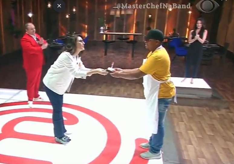 "Mostrei que negro da periferia tamb&eacute;m pode ganhar o MasterChef";, disse o vencedor, que recebeu o trof&eacute;u das m&atilde;os da chef Paola Carosella