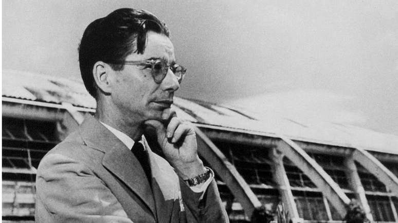 "Sou contra a educa&ccedil;&atilde;o como processo exclusivo de forma&ccedil;&atilde;o de uma elite, mantendo a grande maioria da popula&ccedil;&atilde;o em estado de analfabetismo e ignor&acirc;ncia", disse Teixeira