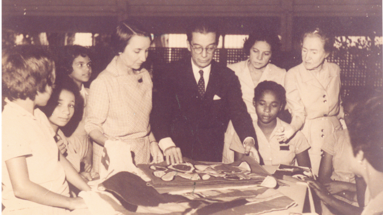 "Revolta-me saber que metade da popula&ccedil;&atilde;o brasileira n&atilde;o sabe ler e que, neste momento, mais de 7 milh&otilde;es de crian&ccedil;as entre 7 e 14 anos n&atilde;o t&ecirc;m escola", disse Teixeira