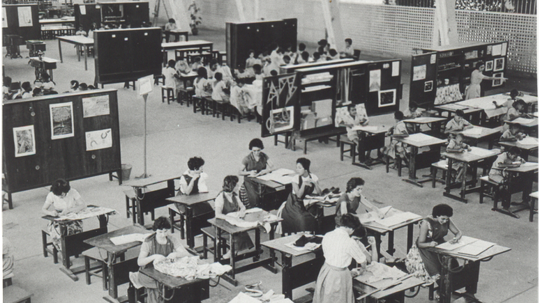 "A escola tem de ganhar uma inevit&aacute;vel &ecirc;nfase, pois se transforma na institui&ccedil;&atilde;o prim&aacute;ria e fundamental da sociedade em transforma&ccedil;&atilde;o", disse Teixeira