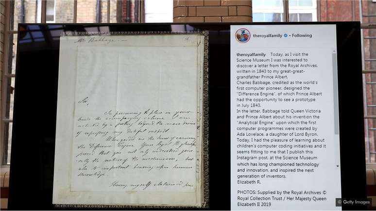 O primeiro post da rainha Elizabeth no Instagram, em 2019, a foto de uma antiga carta ao príncipe Albert, foi acompanhado de uma legenda narrativa