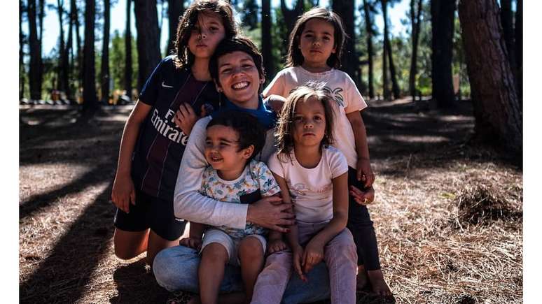 Os adultos precisam acolher os próprios sentimentos para poder acolher as crianças e tentar solucionar as questões trazidas por elas", afirma Luanda Barros, educadora parental e mãe de João (11), Irene (7), Teresa (6) e Joaquim (3).