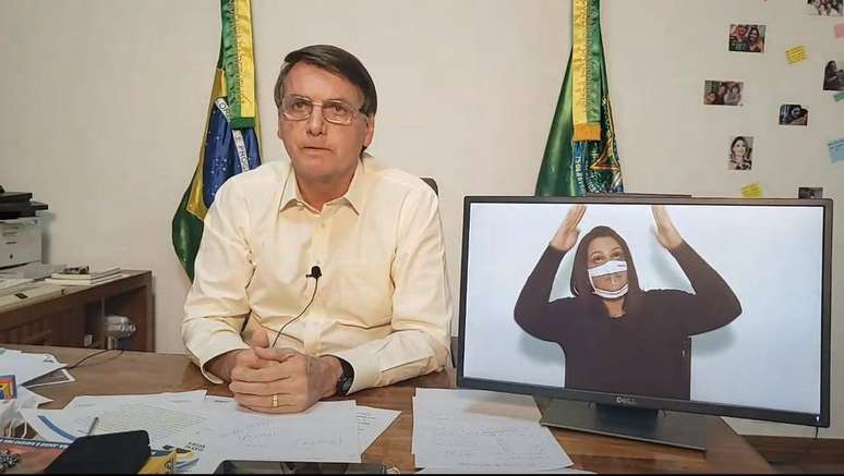 Presidente Jair Bolsonaro, em isolamento por conta da covid-19, durante live semanal desta quinta-feira, 16