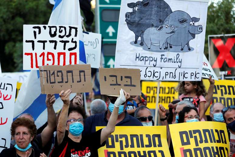 Manifestantes protestam contra Netanyahu e seu governo do lado de fora de sua residência em Jerusalém
14/07/2020
REUTERS/Ronen Zvulun