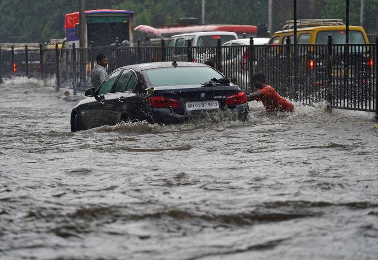 Homem empurra carro em rua inundada em Mumbai
04/07/2020 REUTERS/Hemanshi Kamani